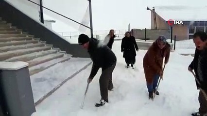 Tufanbeyli'de okullar tatil edildi, çocuklar kızak keyfi yaptı