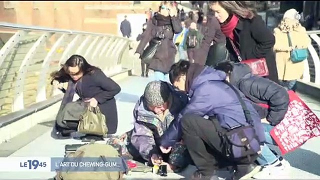 A Londres, un artiste transforme le chewing-gum laissé par terre par les passants en oeuvre d'art - VIDEO