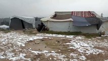 نازحو إدلب.. هربوا من قصف النظام فطاردهم البرد والثلج