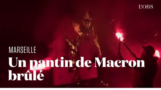A Marseille, des manifestants contre la réforme des retraites brûlent un pantin à l'effigie de Macron