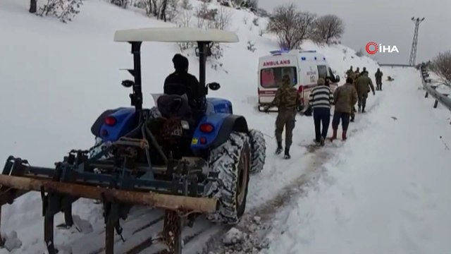 Hasta almaya giden ambulans kara saplandı, yardımına Mehmetçik ve köylüler yetişti