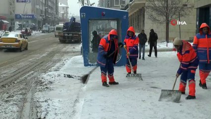 Lapa lapa yağan kar Erzurum'u beyaza bürüdü