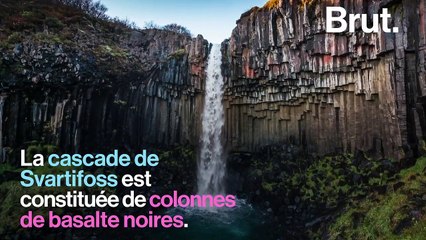 En Islande, une cascade noire offre un paysage stupéfiant