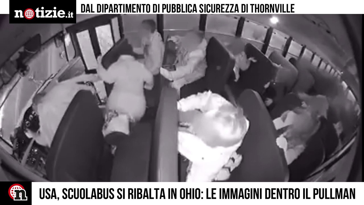 Scuolabus si ribalta dopo terribile incidente: le immagini da dentro il pullman | Notizie.it