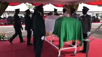 Télécharger la video: [#Armée ] - Honneur funèbre militaire au feu colonel Issiaka Ouattara dit Wattao à l'Etat Major des Armées en présence du Ministre d'Etat, ministre de la Défense Hamed Bakayoko