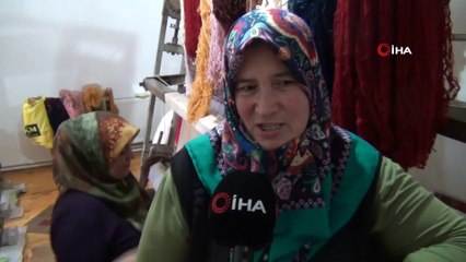 İlmek ilmek dokuyarak aile bütçesine katkı sağlıyorlar