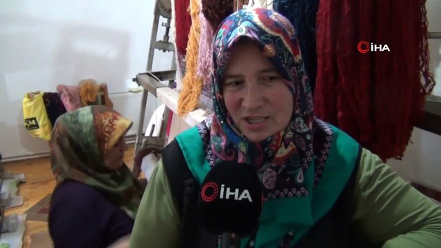 İlmek ilmek dokuyarak aile bütçesine katkı sağlıyorlar