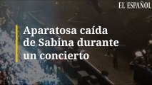 Aparatosa caída de Sabina durante un concierto