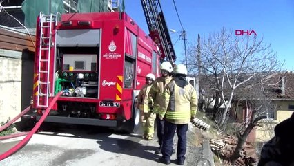 Üsküdar'da binanın çatısında yangın