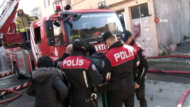 - Fatih Mevlanakapı Mahallesi Kaledibi Sokak'ta 2 katlı binadan henüz belirlenemeyen bir nedenle yangın çıktı. İtfaiye ekipleri yangına müdahale ediyor.
