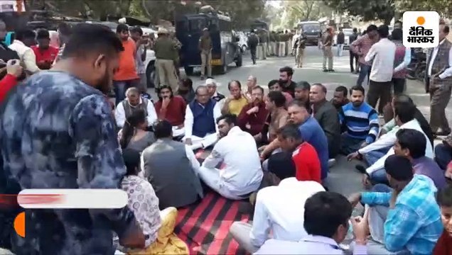 धरने पर बैठे भाजपा नेताओं को पुलिस ने खदेड़ा
