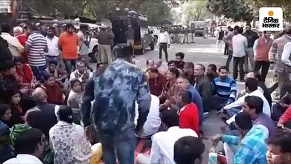 धरने पर बैठे भाजपा नेताओं को पुलिस ने खदेड़ा