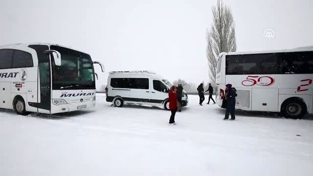 Malatya-Kayseri kara yolu yoğun kar nedeniyle ulaşıma kapandı