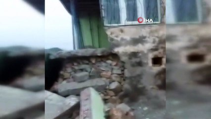 Deprem sonrası çatlaklıkların oluştuğu evin duvarları yıkıldı