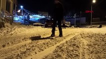 Sivas-karla kaplı cadde ve sokaklarda kayak yaptı