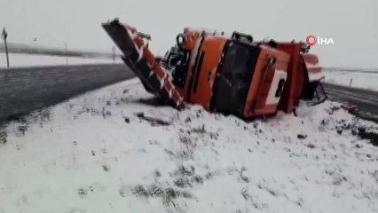 Şanlıurfa’da kar küreme aracı devrildi