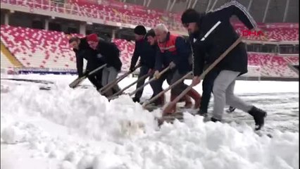 Spor sivas'ta yeni 4 eylül stadı'nın zemini temizleniyor