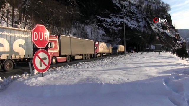 Yoğun kar yağışı kimine çile, kimine ise ekmek kapısı oldu