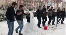Diyarbakır'da bir grup vatandaş türkü eşliğinde kardan adamla halay çekti