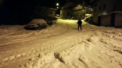 Kayak takımlarıyla cadde ve sokaklarda kayarak ekmek almaya gittiler