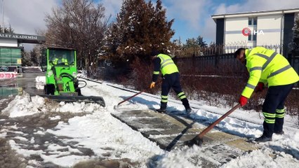 Büyükşehir'den yol, kaldırım ve üst geçitlerde kar temizliği