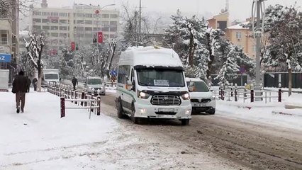 Kar yağışı ulaşımı aksattı