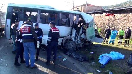 İzmir bergama'da feci kaza 4 ölü, 8 yaralı