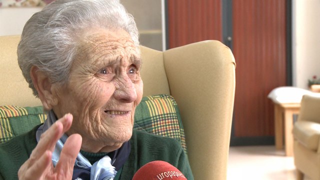 Anciana en su 100 cumpleaños pide a políticos que se cree empleo