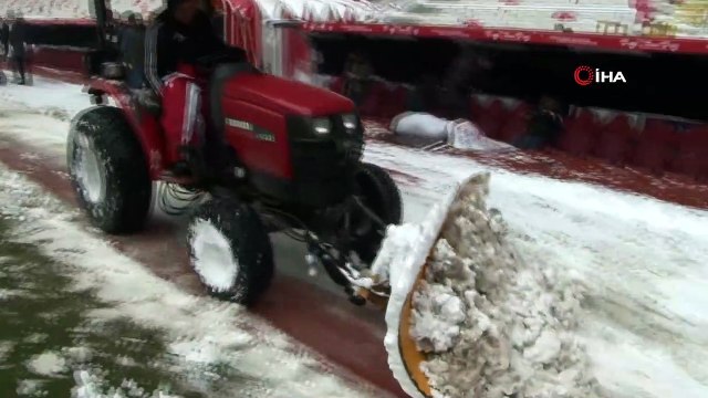 Sivas 4 Eylül Stadyumu kardan temizleniyor