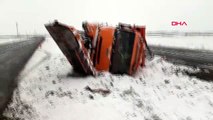 Şanlıurfa kar küreme aracı devrildi, sürücüsü yaralandı