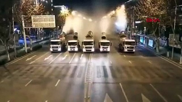 Çin'de sokakların dev araçlarla ilaçlanması kameralara yansıdı