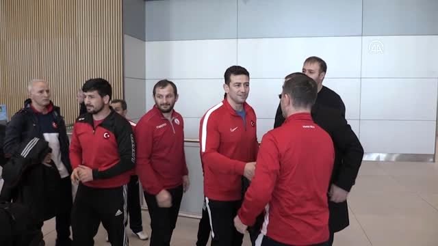 Avrupa Güreş Şampiyonası'nı 3. olan Grekoromen milliler çiçeklerle karşılandı