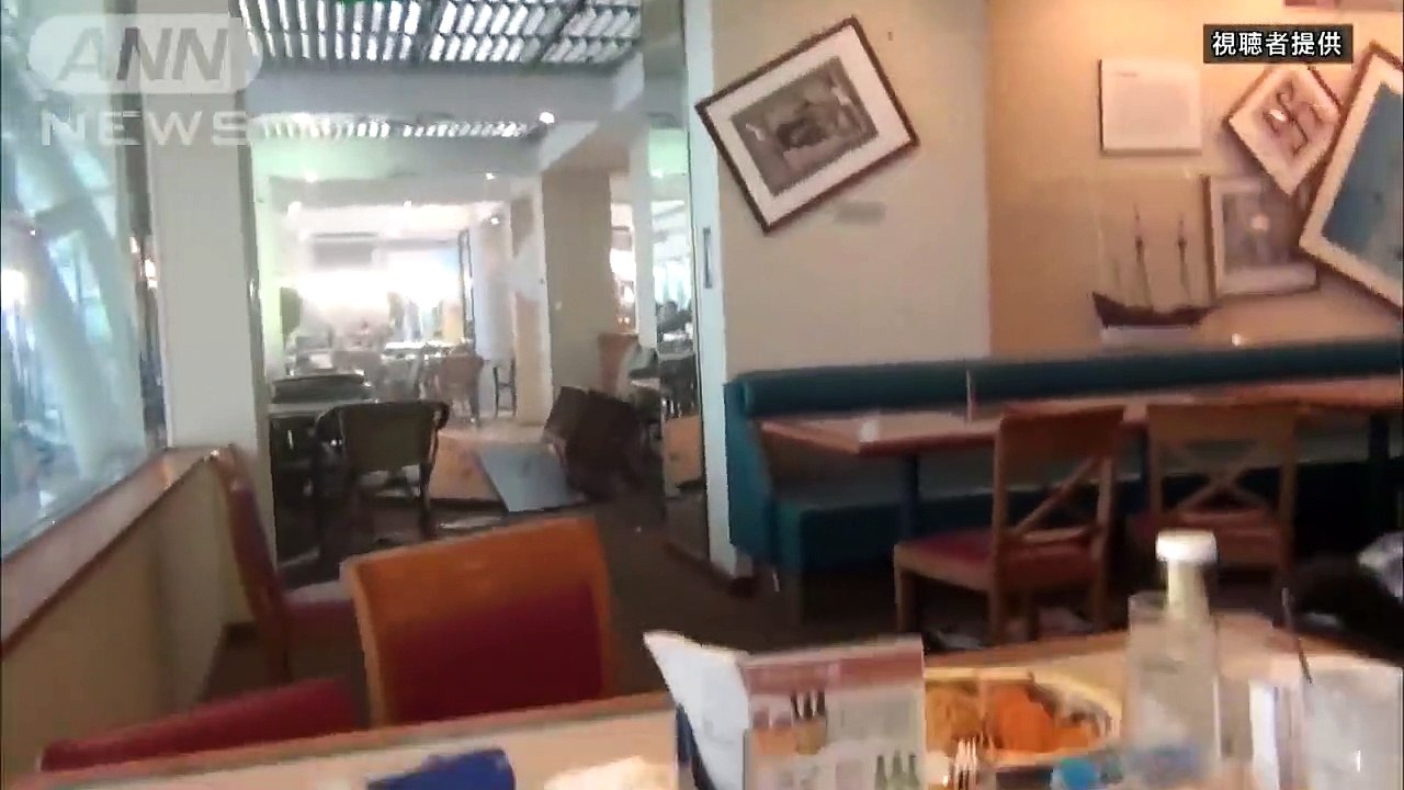 Images incroyables d'un tremblement de terre de 9.0 suivi d'un tsunami