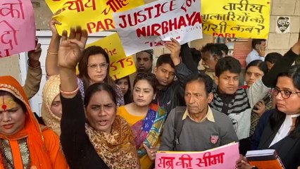 Nirbhaya's mother protests outside Patiala House courts