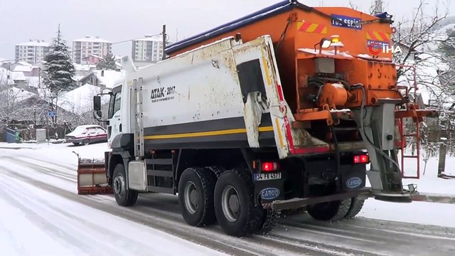 Belediye ekipleri kar küreme ve tuzlama çalışmalarını yaptı