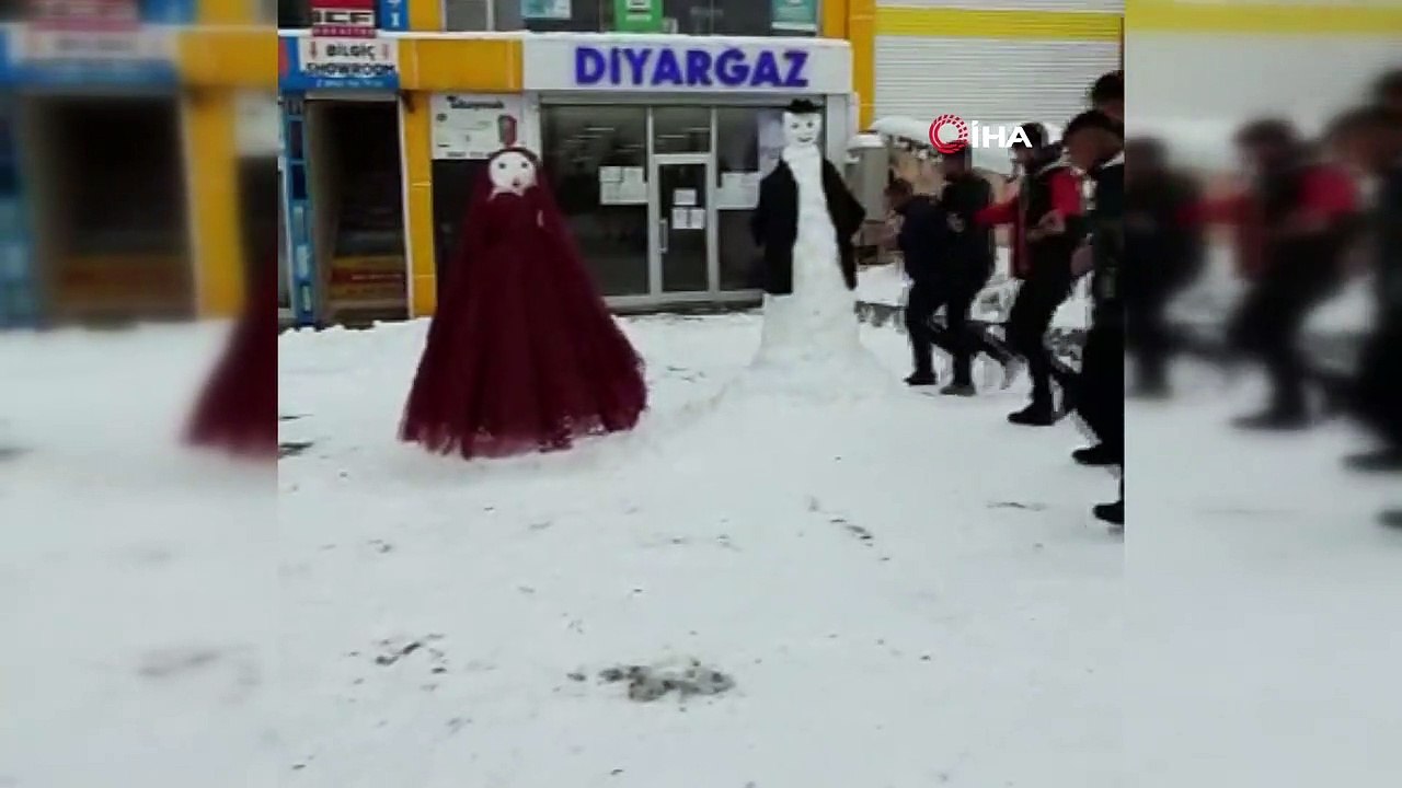 Kardan gelin ve damat yapıp halay çektiler