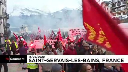 Rote Fahnen, weißer Schnee