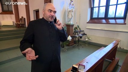 Священник в Латвии дарит бесплатные обручальные кольца 💍