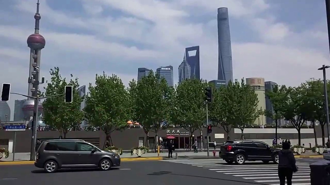 Shanghai Walks #10 - Jiu Jiang Road - The Bund streets atmosphere, police, delivery man, women, public bus (April 2016)