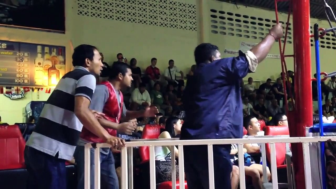 Ces 3 entraineurs de Boxe Thaï vivent le match à fond