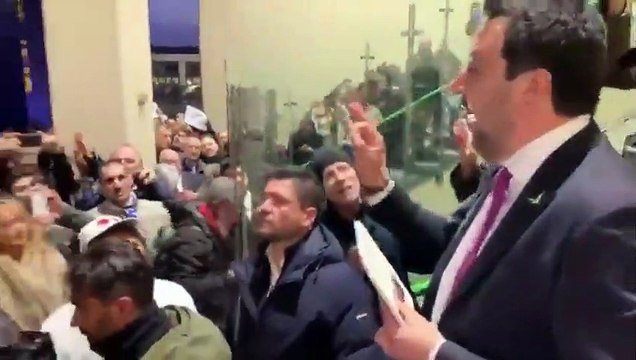 SALVINI SALUTA LA GENTE FUORI DAL LINGOTTO DI TORINO