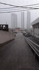 Relâmpago causa susto e grande explosão entre prédios em João Pessoa e imagens viralizam na web