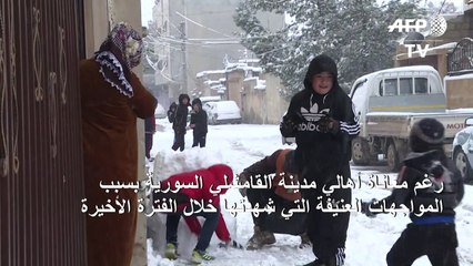 الكبار والصغار في القامشلي يمرحون بالثلوج