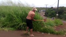 Inconformado com matagal há mais de um mês em terreno público no Jardim Quebec, morador realiza roçagem