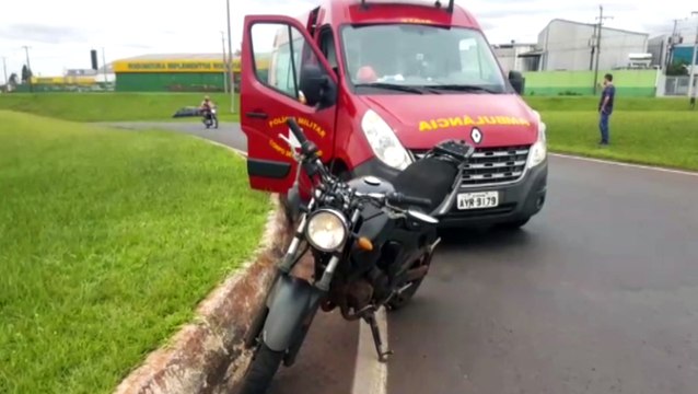 Motociclista colide contra ônibus no trevo de acesso ao Bairro Guarujá