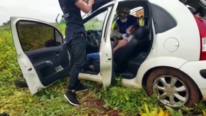 Carro sai da pista e capota às margens da BR-467