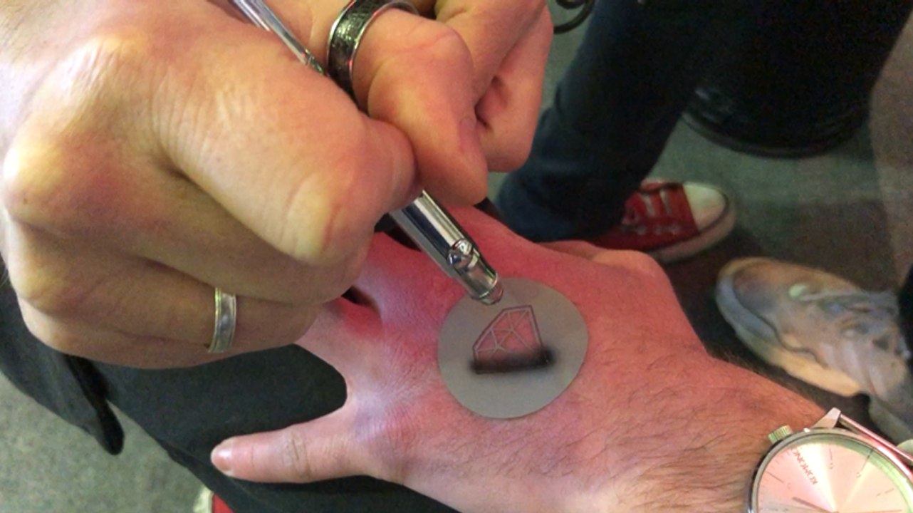 Aéro Tattoo peint des tatouages sur la peau