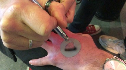 Aéro Tattoo peint des tatouages sur la peau