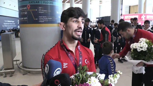 Avrupa Güreş Şampiyonası'nı 3. olan Grekoromen milliler çiçeklerle karşılandı - İSTANBUL