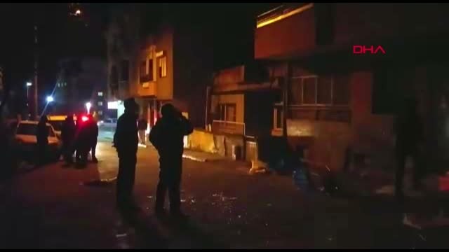 Sinir krizi geçirdi, evdeki eşyaları sokağa fırlattı